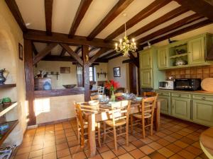 Maisons de vacances Charmante Maison de Campagne avec Jardin Cloture, Cheminee et Wi-Fi Proche de la Dordogne - FR-1-616-150 : photos des chambres