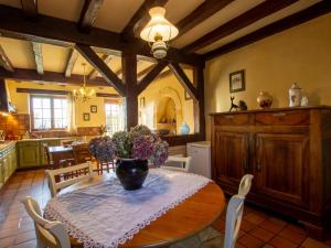 Charmante Maison de Campagne avec Jardin Clôturé, Cheminée et Wi-Fi Proche de la Dordogne - FR-1-616-150