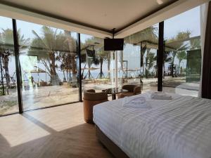 Mirror Mirror Hotel Cafe & Restaurant