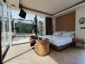 Mirror Mirror Hotel Cafe & Restaurant