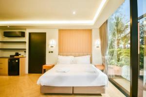 Mirror Mirror Hotel Cafe & Restaurant