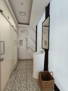 Mirror Mirror Hotel Cafe & Restaurant