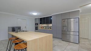 Family Home With Pool In Mount Louisa