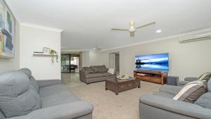 Family Home With Pool In Mount Louisa