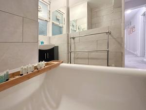 Freyas Place near Thames River - 2 Double Beds, 1 Single Bed, Spacious, Ideal for Families