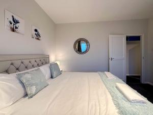 Freyas Place near Thames River - 2 Double Beds, 1 Single Bed, Spacious, Ideal for Families