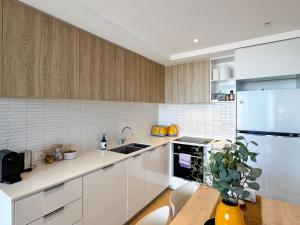 Ocean View Modern 2 bedroom with Parking in St Kilda