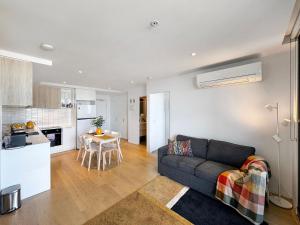 Ocean View Modern 2 bedroom with Parking in St Kilda