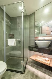 22Land Moon West Lake