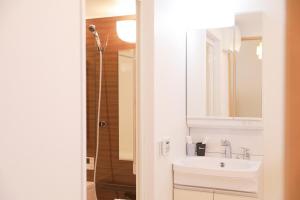 Barrier-free 65 inch TV, enjoy Netflix, luxury mattress