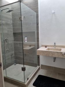 Habitación y baño privado en lujoso residencial con alberca climatizada