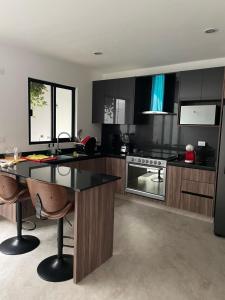 Habitación y baño privado en lujoso residencial con alberca climatizada