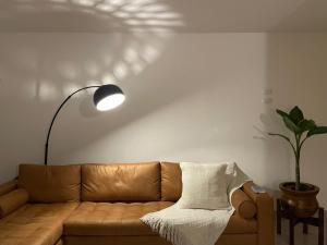 Habitación y baño privado en lujoso residencial con alberca climatizada