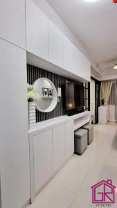Stylish Modern Condo at Shore Residences MOA