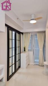 Stylish Modern Condo at Shore Residences MOA