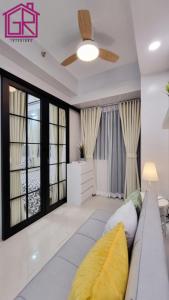 Stylish Modern Condo at Shore Residences MOA