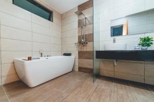 Molek Haus Living 3BR w Bathtub Ponderosa Golf by Our Stay
