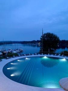 NEON Bigigio House Boat