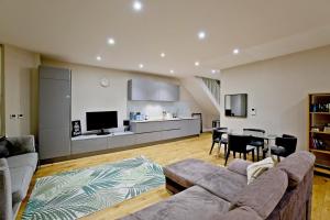 Modern Stylish Spacious 1BR Duplex