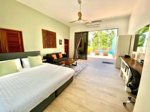 X-Large Superior New 3bd Pool Villa! Best Central Spot!