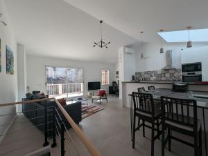Appartements 2BR with quiet terrace in the city center : photos des chambres