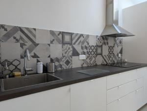 Appartements 2BR with quiet terrace in the city center : photos des chambres