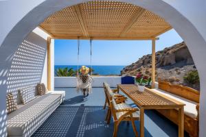 Α Peaceful Seafront Escape in Santorini- Sonus Mare
