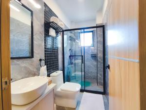executive newly furnished apartment with ample parking space swimming pool ,modern equipped gym and, child play area and a relaxing rooftop with amazing scenic views