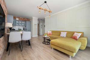 Stylish Apartment with Balcony & Parking Old Town Gdańsk by Noclegi Renters