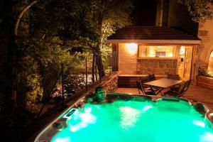 Maisons d'hotes nuit romantique insolite dans une cascade : photos des chambres