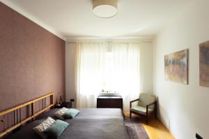 Large Two Bedroom Family APP - free parking