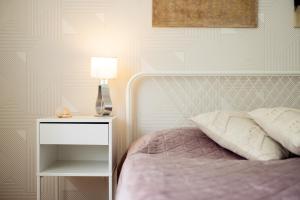 Large Two Bedroom Family APP - free parking 