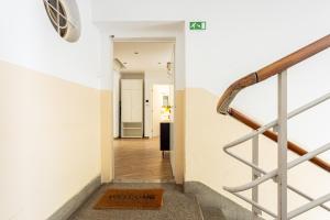 Large Two Bedroom Family APP - free parking