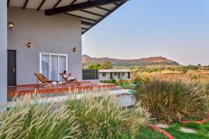 SaffronStays Sarvam - 3bdr wada-inspired pool villa in Igatpuri