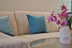 1BR Sea Breeze Getaway Balcony and Pool Access