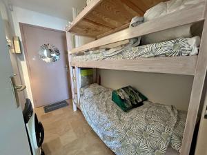 Cabine studieuse avec vue sur le lac 4 couchages ST CYPRIEN PLAGE SC270-070