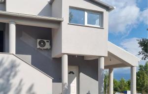 Lovely Apartment In Pridraga With Wifi