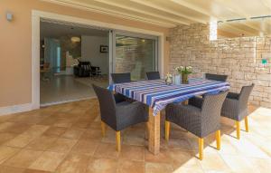 3 Bedroom Awesome Home In Umag 