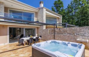 3 Bedroom Awesome Home In Umag