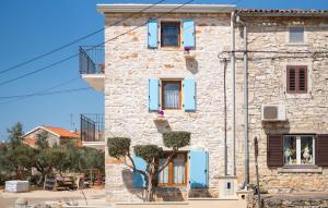 Gorgeous Home In Vabriga With Wifi