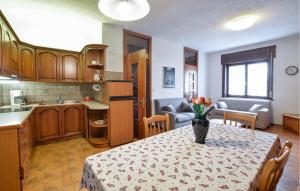 3 Bedroom Amazing Apartment In Lamon