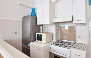 2 Bedroom Nice Apartment In Lido Di Pomposa