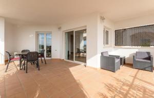 2 Bedroom Beautiful Apartment In Sucina