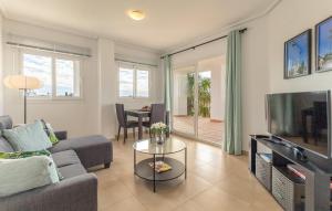 2 Bedroom Beautiful Apartment In Sucina