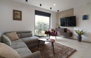 Beautiful Home In Galizana