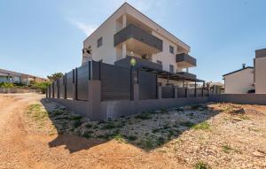 Awesome Apartment In Povljana With Wifi