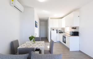 Pet Friendly Apartment In Makarska