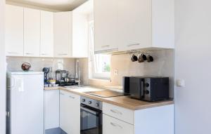 1 Bedroom Nice Apartment In Makarska