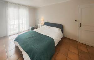 Maisons de vacances Beautiful Home In Laurens : photos des chambres