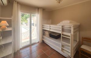Maisons de vacances Beautiful Home In Laurens : photos des chambres